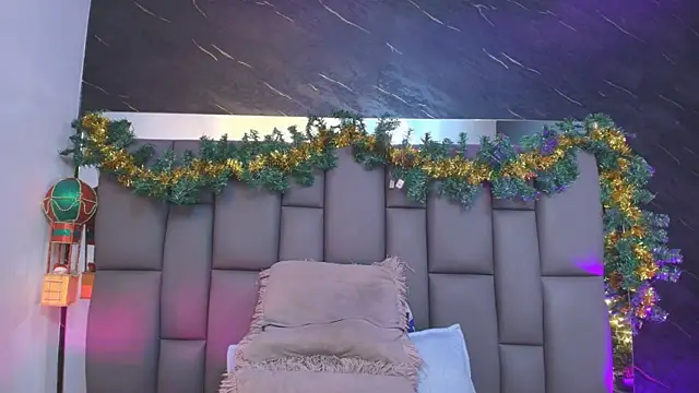 Snapshot of _MiaBrown_ chatting on December 2025 12:10:01 PM MiaBrown online show from December 2025 12:10:01 PM