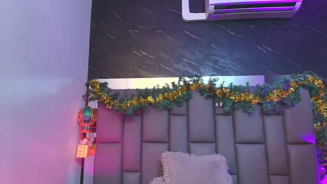 Snapshot of _MiaBrown_ chatting on December 2025 12:03:02 PM MiaBrown online show from December 2025 12:03:02 PM