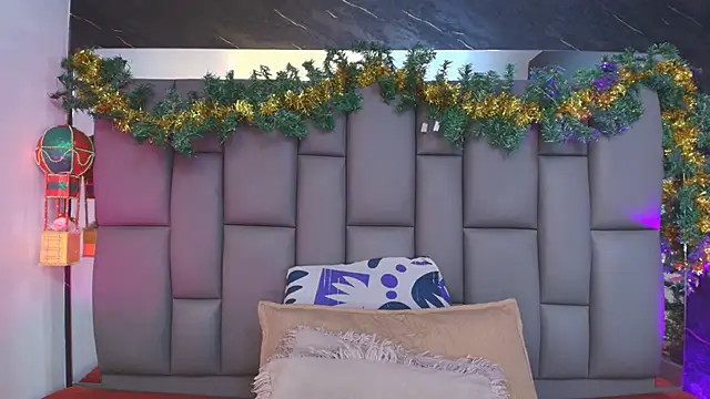 Snapshot of _MiaBrown_ chatting on December 2025 12:03:02 PM MiaBrown online show from December 2025 12:03:02 PM