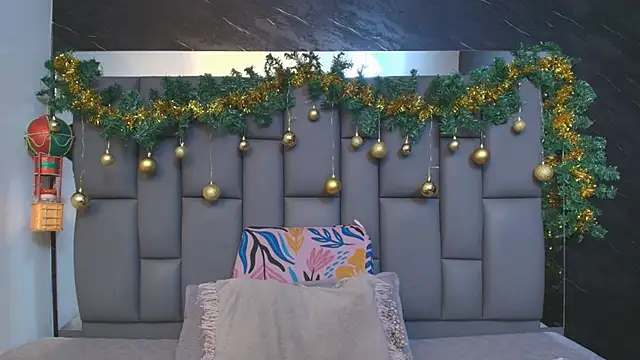 Snapshot of _MiaBrown_ chatting on December 2025 12:09:01 PM MiaBrown online show from December 2025 12:09:01 PM