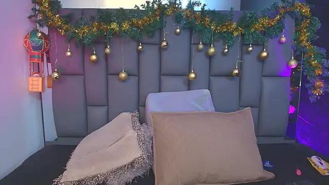 Snapshot of _MiaBrown_ chatting on December 2025 12:12:02 PM MiaBrown online show from December 2025 12:12:02 PM