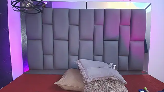 Snapshot of _MiaBrown_ chatting on January 2026 12:07:02 PM MiaBrown online show from January 2026 12:07:02 PM