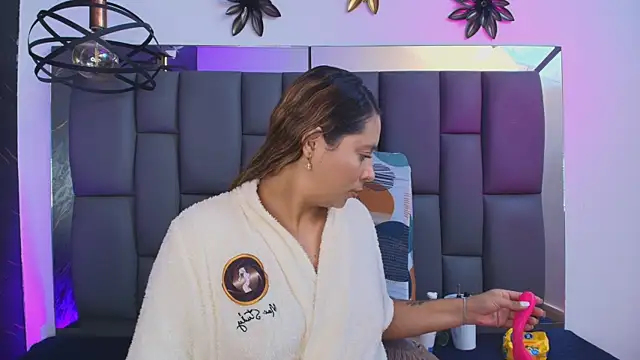 Snapshot of _MiaBrown_ chatting on January 2026 12:10:01 PM MiaBrown online show from January 2026 12:10:01 PM