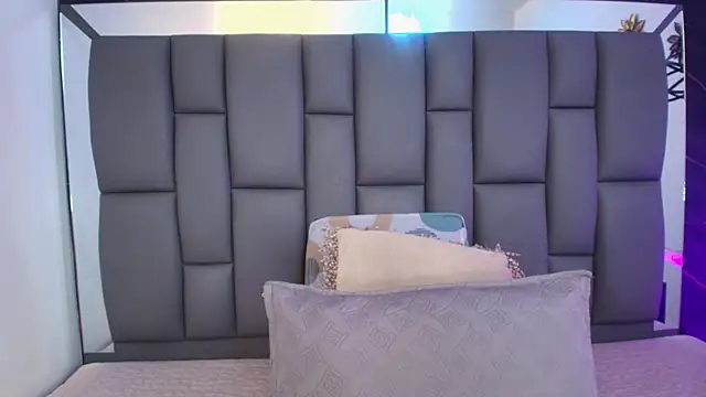 Snapshot of _MiaBrown_ chatting on January 2026 12:10:02 PM MiaBrown online show from January 2026 12:10:02 PM