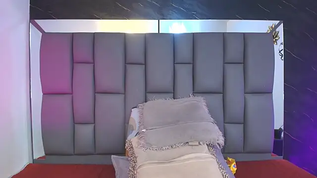 Snapshot of _MiaBrown_ chatting on January 2026 12:11:01 PM MiaBrown online show from January 2026 12:11:01 PM