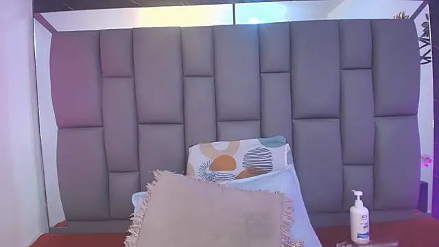 Snapshot of _MiaBrown_ chatting on January 2026 12:10:02 PM MiaBrown online show from January 2026 12:10:02 PM