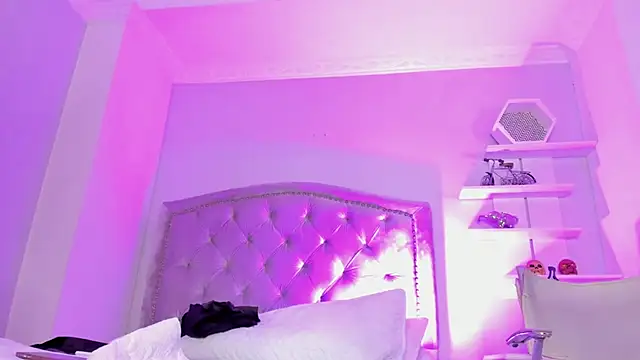 Snapshot of CamileHolmes chatting on December 2024 07:13:02 AM CamileHolmes online show from December 2024 07:13:02 AM