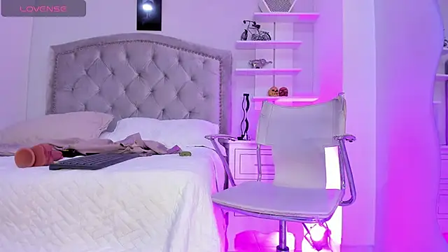 Snapshot of CamileHolmes chatting on January 2025 07:44:02 AM CamileHolmes online show from January 2025 07:44:02 AM