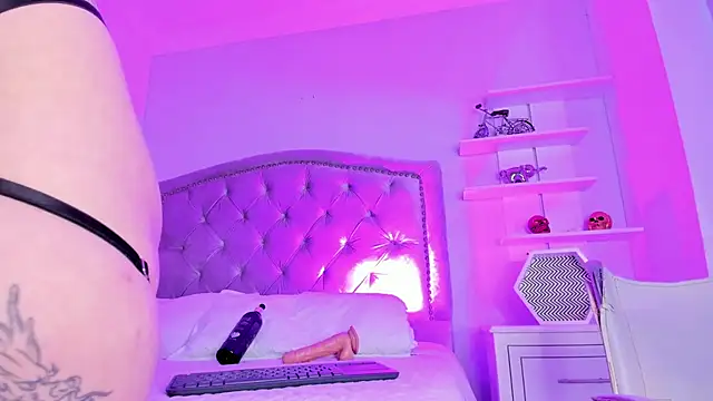 Snapshot of CamileHolmes chatting on January 2025 07:38:02 AM CamileHolmes online show from January 2025 07:38:02 AM