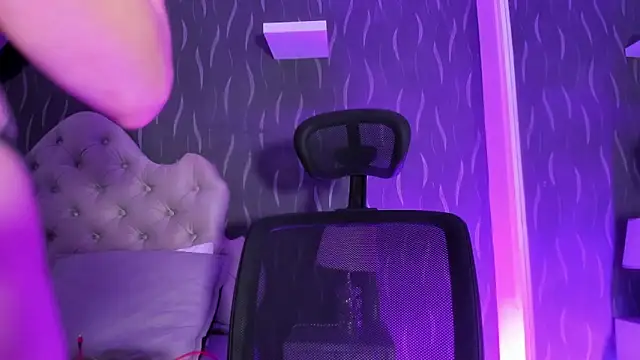 Snapshot of CamileHolmes chatting on January 2025 04:23:02 AM CamileHolmes online show from January 2025 04:23:02 AM