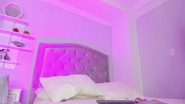 Snapshot of CamileHolmes chatting on January 2025 08:08:01 AM CamileHolmes online show from January 2025 08:08:01 AM