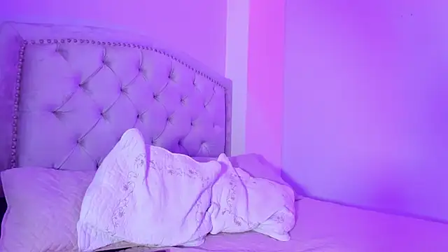 Snapshot of CamileHolmes chatting on February 2025 05:02:02 AM CamileHolmes online show from February 2025 05:02:02 AM