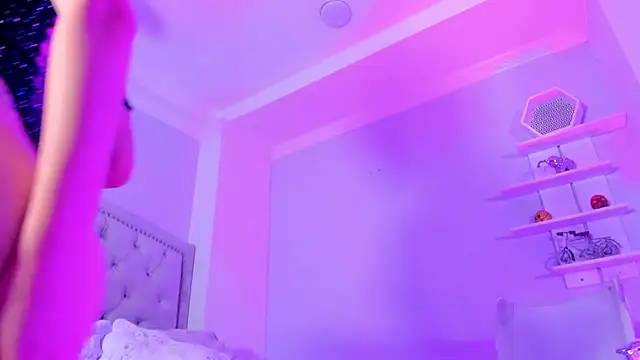 Snapshot of CamileHolmes chatting on February 2025 08:06:02 AM CamileHolmes online show from February 2025 08:06:02 AM