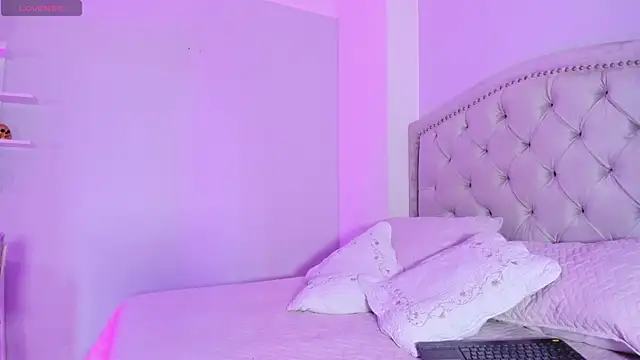 Snapshot of CamileHolmes chatting on March 2025 05:21:02 AM CamileHolmes online show from March 2025 05:21:02 AM