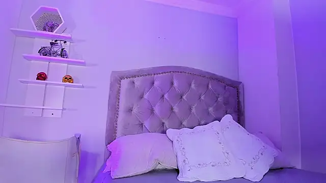 Snapshot of CamileHolmes chatting on March 2025 04:41:02 AM CamileHolmes online show from March 2025 04:41:02 AM