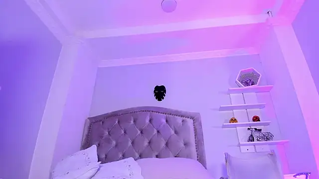 Snapshot of CamileHolmes chatting on March 2025 05:29:02 AM CamileHolmes online show from March 2025 05:29:02 AM