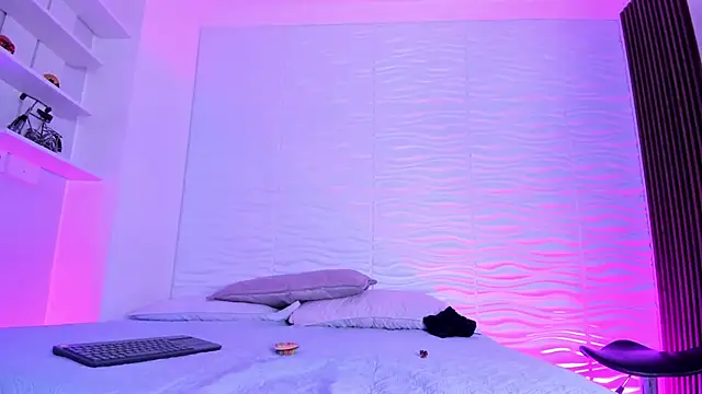 Snapshot of CamileHolmes chatting on October 2025 05:32:01 AM CamileHolmes online show from October 2025 05:32:01 AM