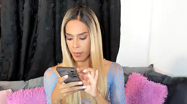 Snapshot of SKYLAROSSE chatting on December 2024 02:17:02 AM SKYLAROSSE online show from December 2024 02:17:02 AM