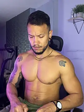 ARON TAYLER01 online show from October 2025 10:22:02 AM