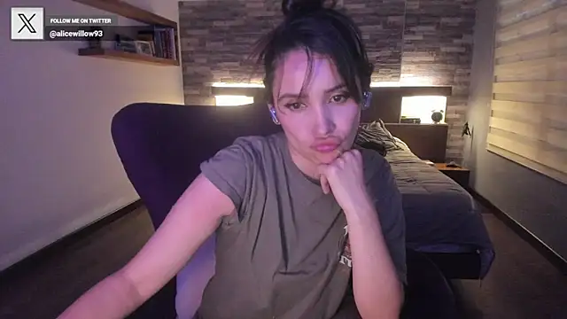 Snapshot of alicewilloww chatting on October 2025 11:00:02 PM alicewilloww online show from October 2025 11:00:02 PM