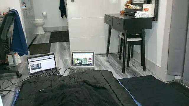 Snapshot of Smalldickcaged chatting on May 2026 01:00:02 AM Smalldickcaged online show from May 2026 01:00:02 AM