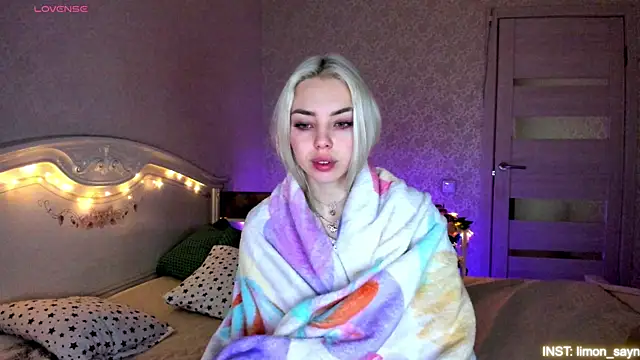 LillyMoure  online show from May 2026 11:33:02 PM