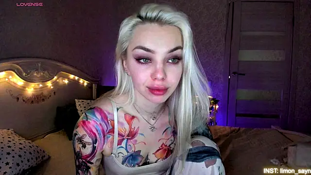 LillyMoure  online show from May 2026 11:35:01 PM