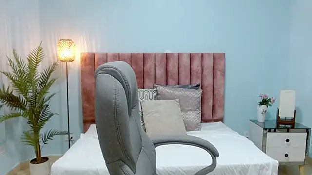 Snapshot of sophia_hadid chatting on November 2025 09:03:02 PM sophia hadid online show from November 2025 09:03:02 PM