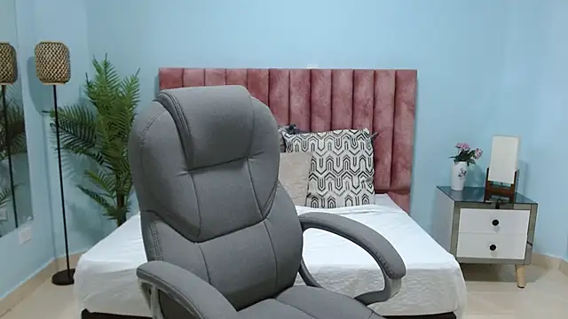 Snapshot of sophia_hadid chatting on November 2025 08:20:01 PM sophia hadid online show from November 2025 08:20:01 PM