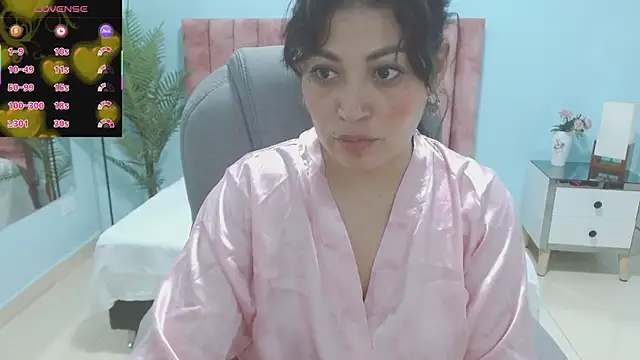 Snapshot of sophia_hadid chatting on December 2025 08:26:01 PM sophia hadid online show from December 2025 08:26:01 PM