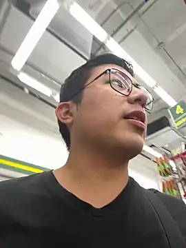 andrewmhilton  online show from January 2026 10:03:02 PM