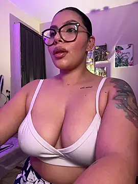 Snapshot of GigiiStone chatting on March 2026 11:28:02 PM GigiiStone online show from March 2026 11:28:02 PM