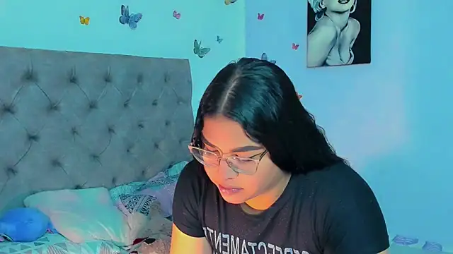 Snapshot of mabellfox chatting on December 2024 04:52:01 PM mabellfox online show from December 2024 04:52:01 PM