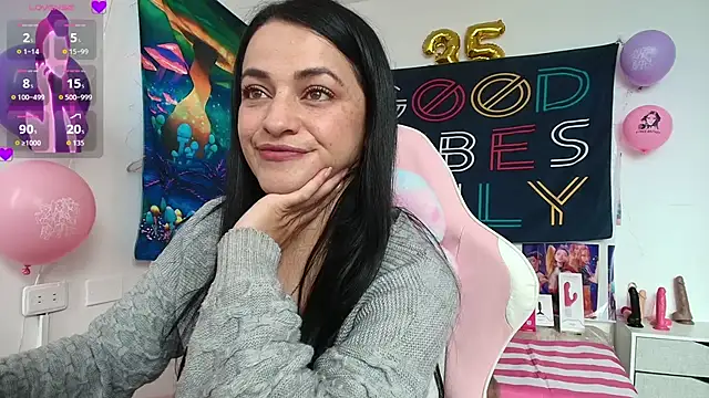 LovelyAzucena online show from May 2026 02:33:02 PM