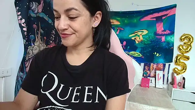 LovelyAzucena online show from May 2026 02:43:01 PM