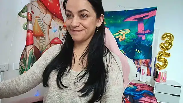 LovelyAzucena online show from May 2026 02:35:02 PM