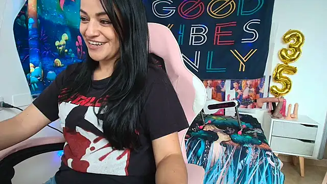 LovelyAzucena online show from May 2026 03:43:01 PM