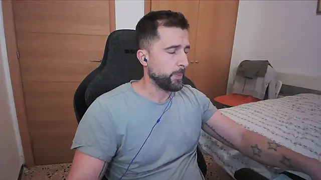 Snapshot of alex877x chatting on October 2025 07:42:01 AM alex877x online show from October 2025 07:42:01 AM