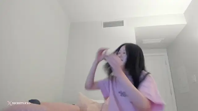 Snapshot of secretgirlfriendxo chatting on December 2024 06:19:02 AM secretgirlfriendxo online show from December 2024 06:19:02 AM