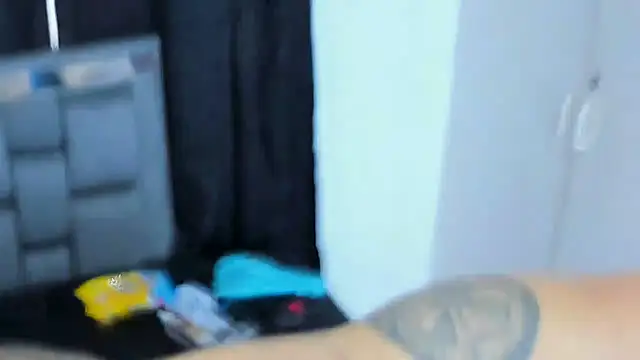 Snapshot of Couple_Gold69 chatting on February 2025 12:33:01 PM Couple Gold69 online show from February 2025 12:33:01 PM