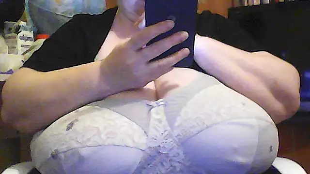 Snapshot of Nataliesbestjuggs chatting on June 2026 09:14:01 PM Nataliesbestjuggs online show from June 2026 09:14:01 PM
