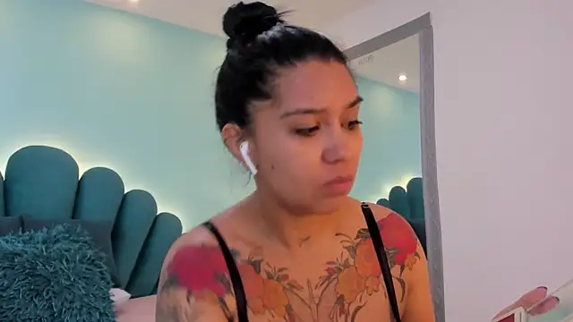 sharlott18 online show from March 2026 12:45:02 PM