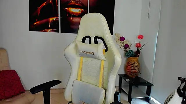 Snapshot of ScarlettMalbec chatting on October 2025 09:20:01 PM ScarlettMalbec online show from October 2025 09:20:01 PM