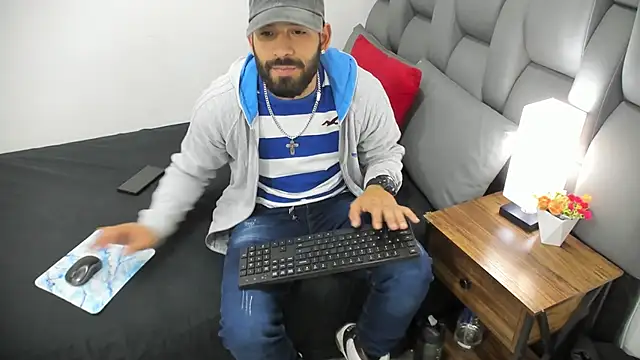 Thiagogomez online show from March 2026 07:18:02 PM