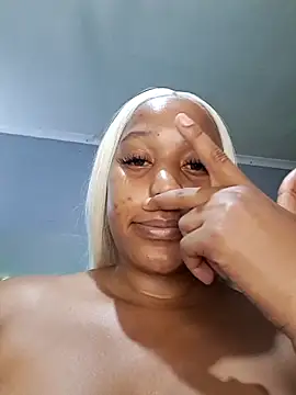 Snapshot of Toya_P chatting on May 2026 08:18:02 PM Toya P online show from May 2026 08:18:02 PM