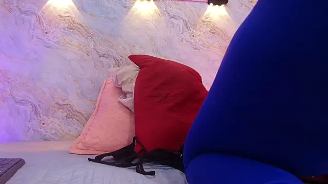 jones maddy  online show from October 2025 12:00:02 PM