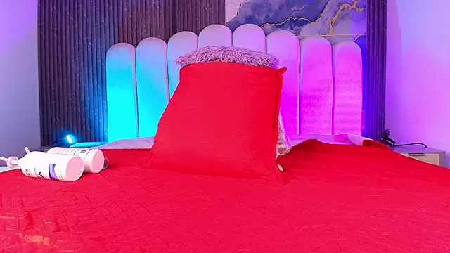 jones maddy  online show from December 2025 12:03:02 PM