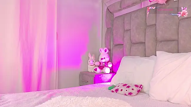 smiling  girl2 online show from January 2026 05:18:02 PM