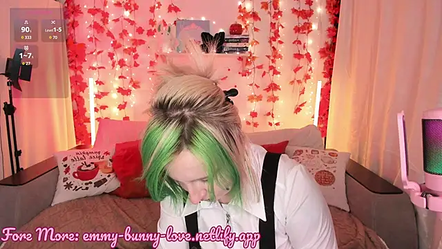 Snapshot of EmmyBunny chatting on September 2025 06:20:01 PM EmmyBunny online show from September 2025 06:20:01 PM