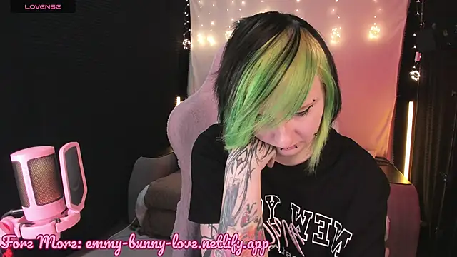 Snapshot of EmmyBunny chatting on October 2025 02:45:02 PM EmmyBunny online show from October 2025 02:45:02 PM